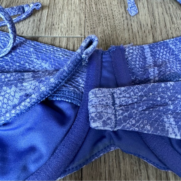 NEW Victoria’s Secret Blue Snakeskin Bikini (Size: L) - missing clasp - Picture 3 of 6